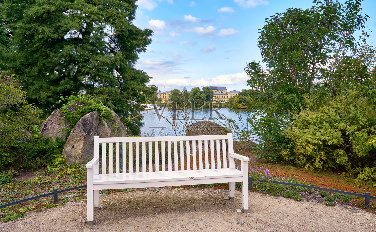 以施韦林湖为背景的公园长椅。照片摄影图片