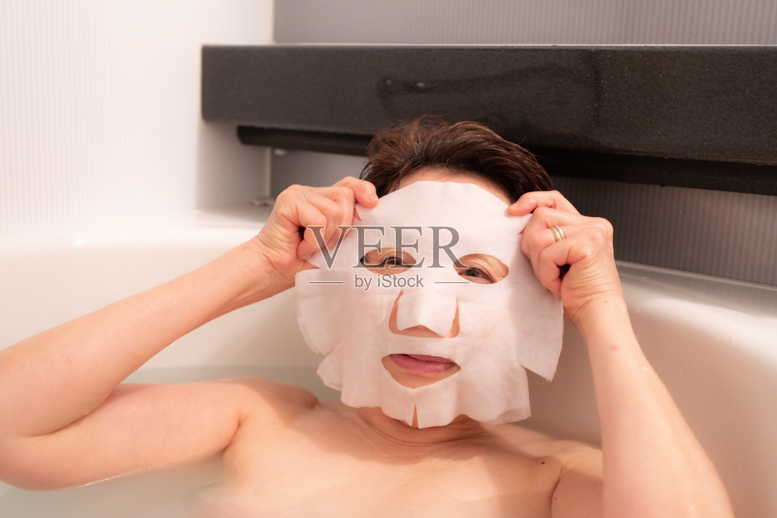 年长的女人在沐浴中放松照片摄影图片