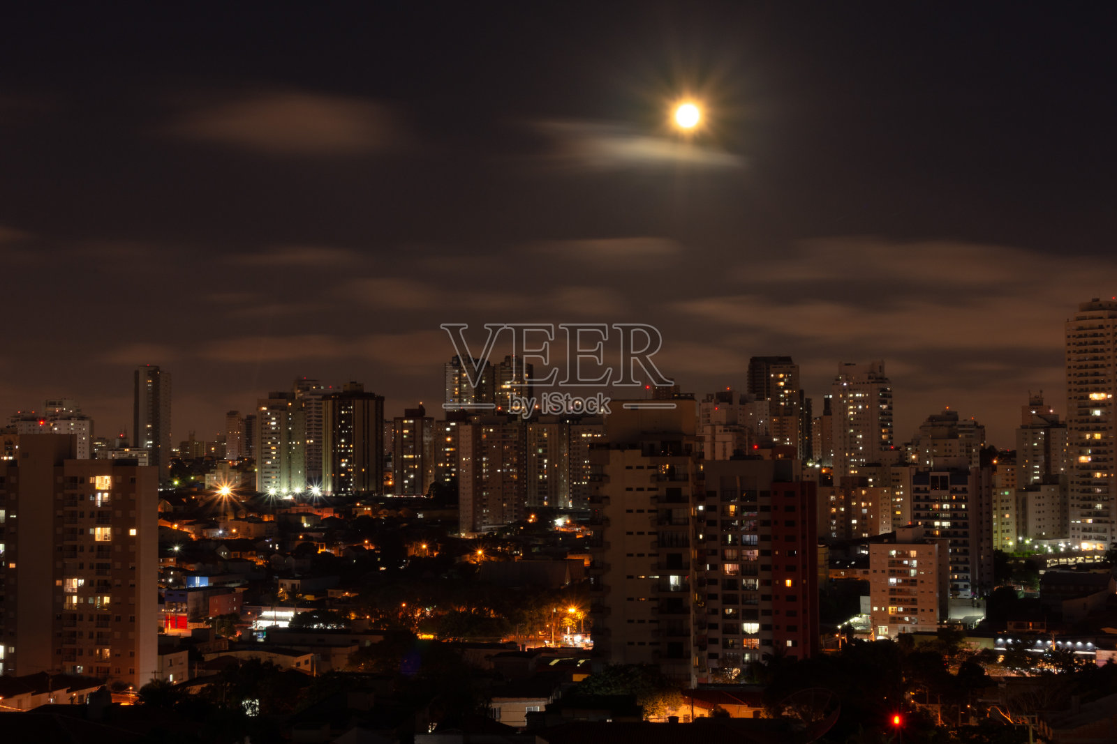 当夜幕降临在一个国际大都市照片摄影图片