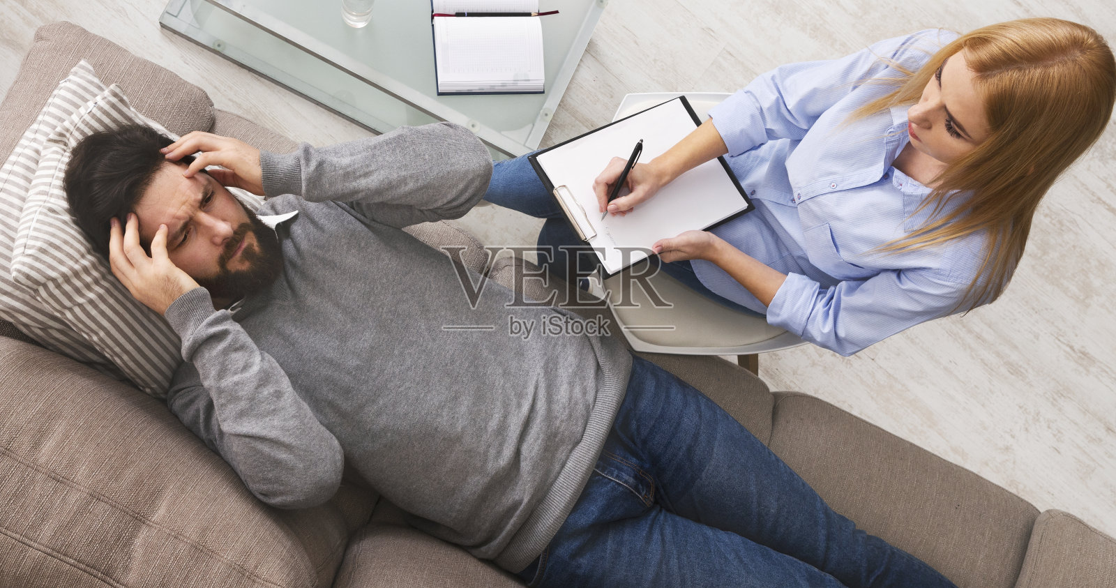 情绪紧张地向医生讲述问题的男人照片摄影图片