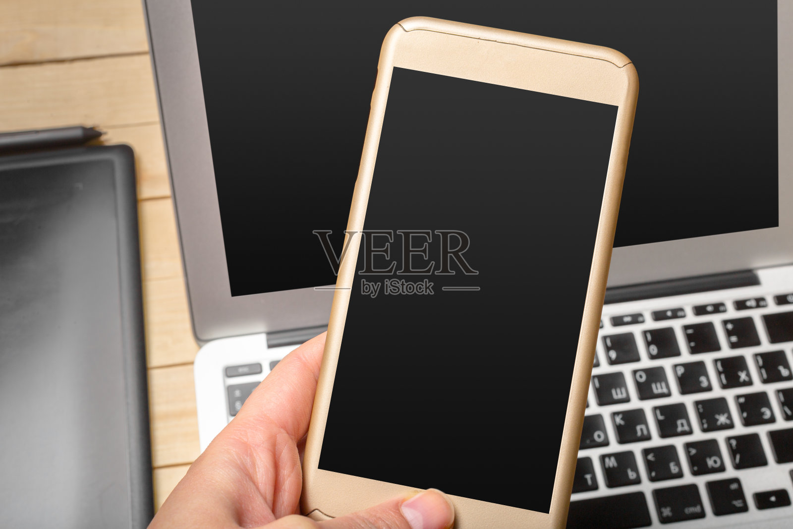 办公桌上摆着电脑，办公用品照片摄影图片