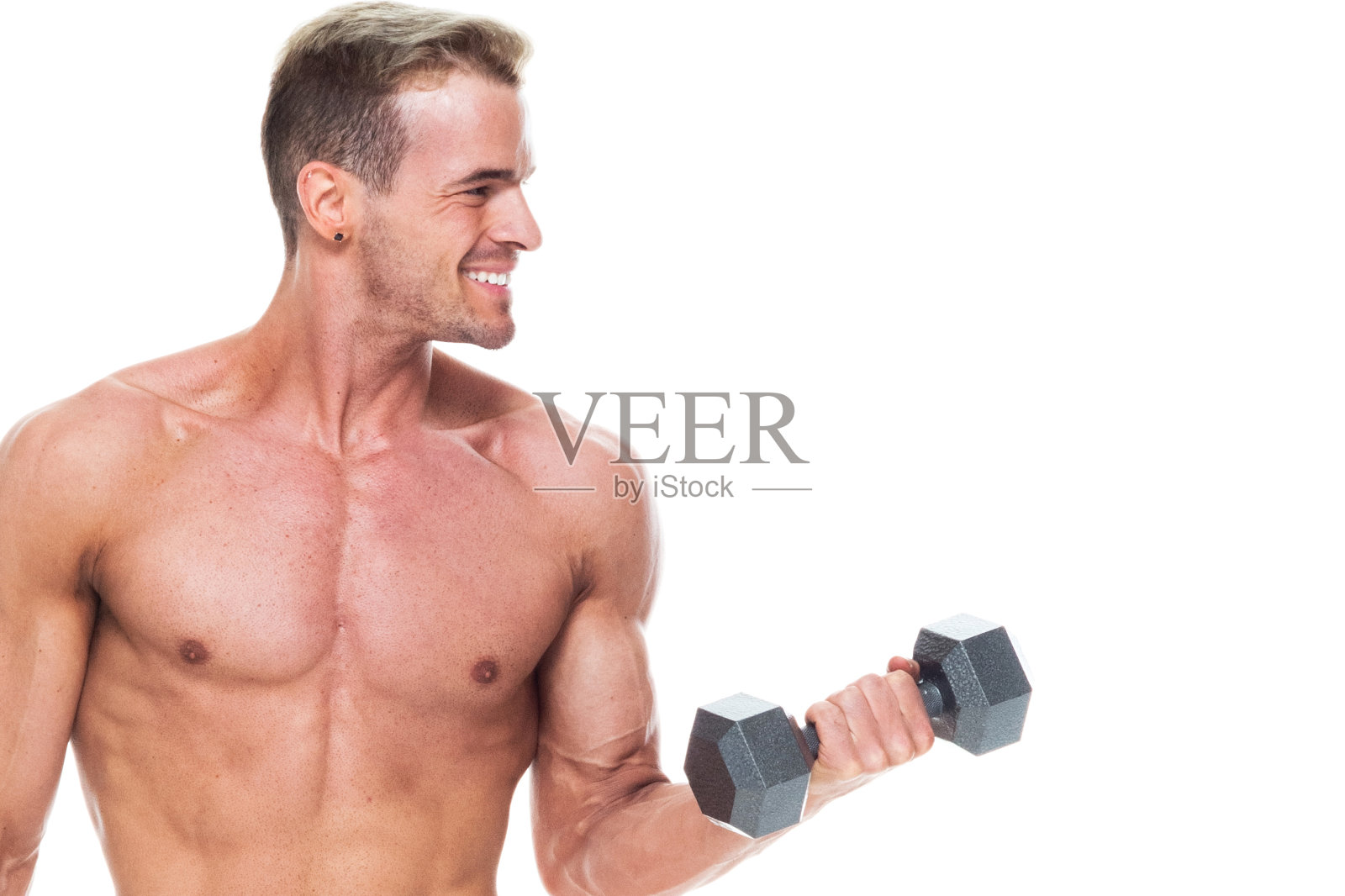 有吸引力的肌肉男人谁是赤膊和穿着冲浪短裤，是在锻炼照片摄影图片