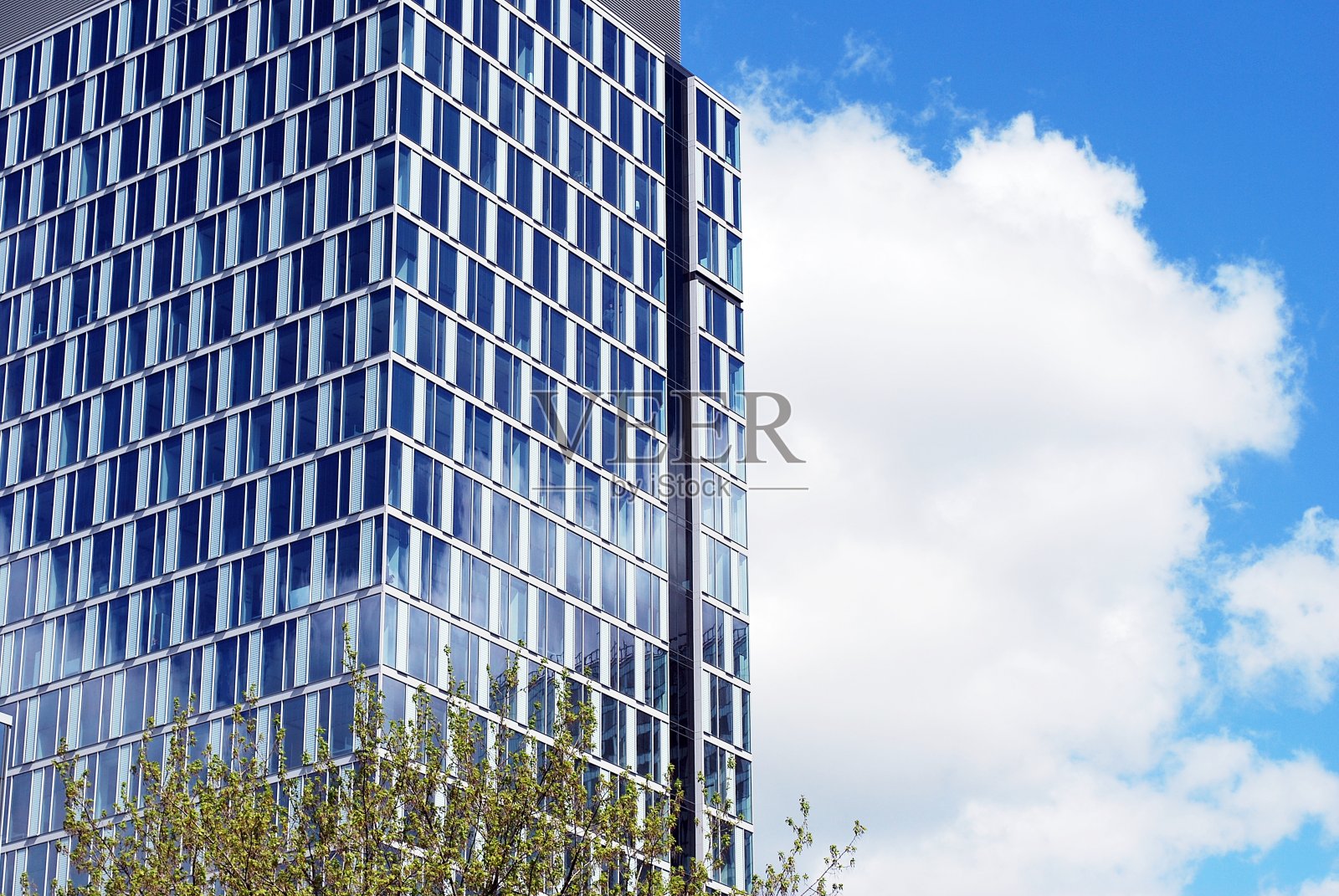 商务中心的新办公楼。钢和玻璃制成的墙壁和蓝天。照片摄影图片