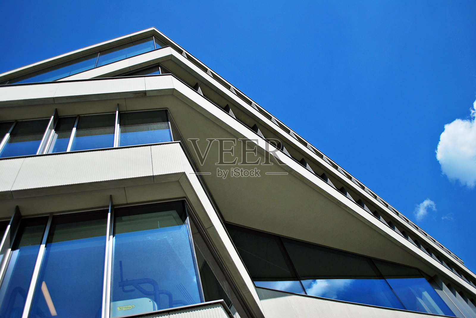 现代办公楼的窗户。商业建筑架构。照片摄影图片