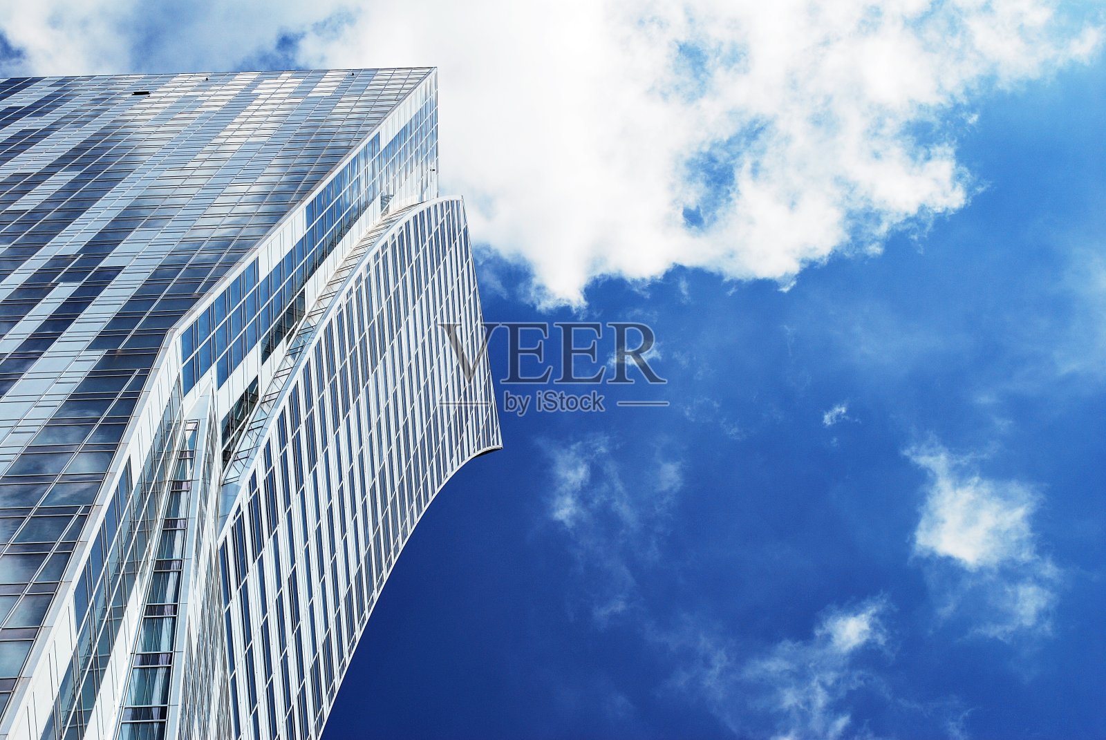 商务中心的新办公楼。钢和玻璃制成的墙壁和蓝天。照片摄影图片