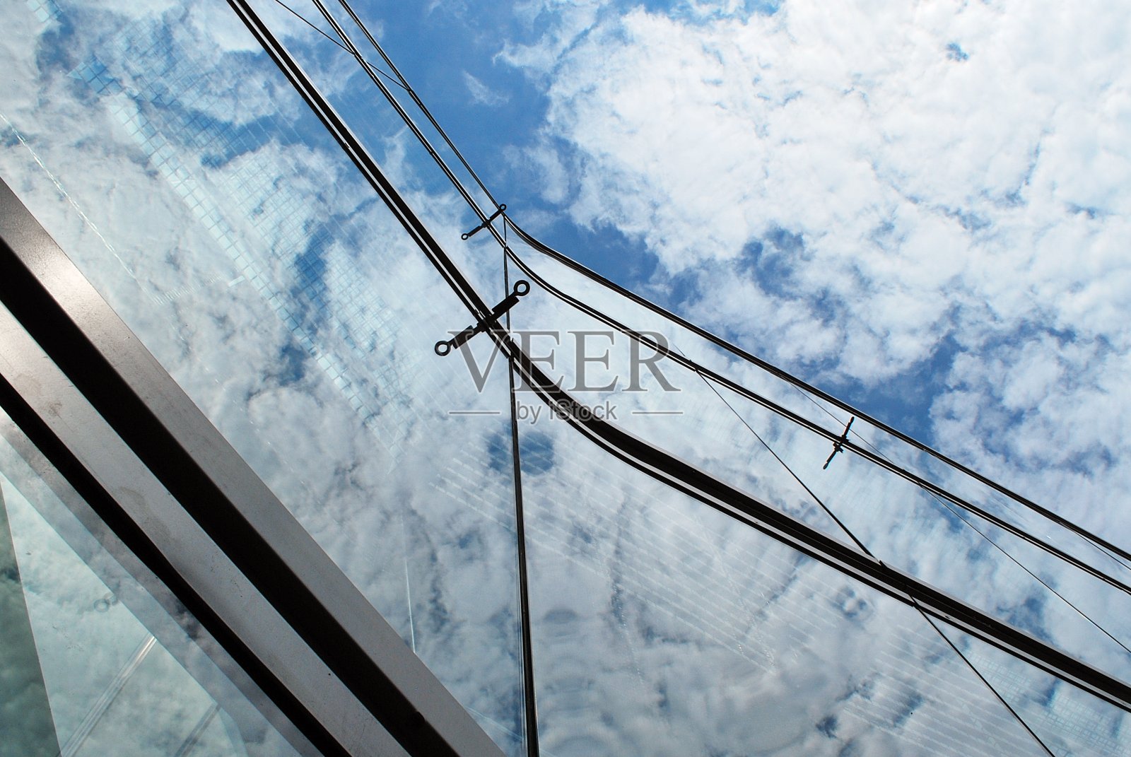 现代办公楼的窗户。商业建筑架构。照片摄影图片