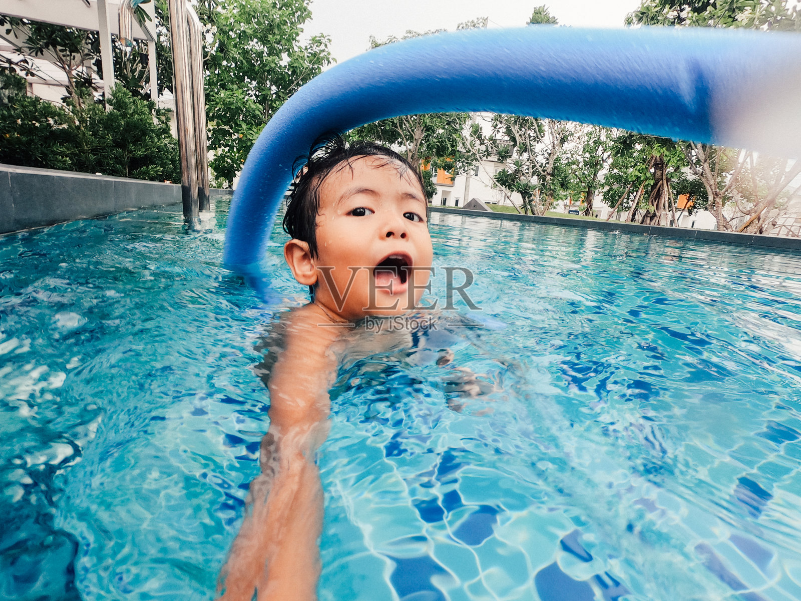 亚洲男婴在游泳池的水下游泳照片摄影图片