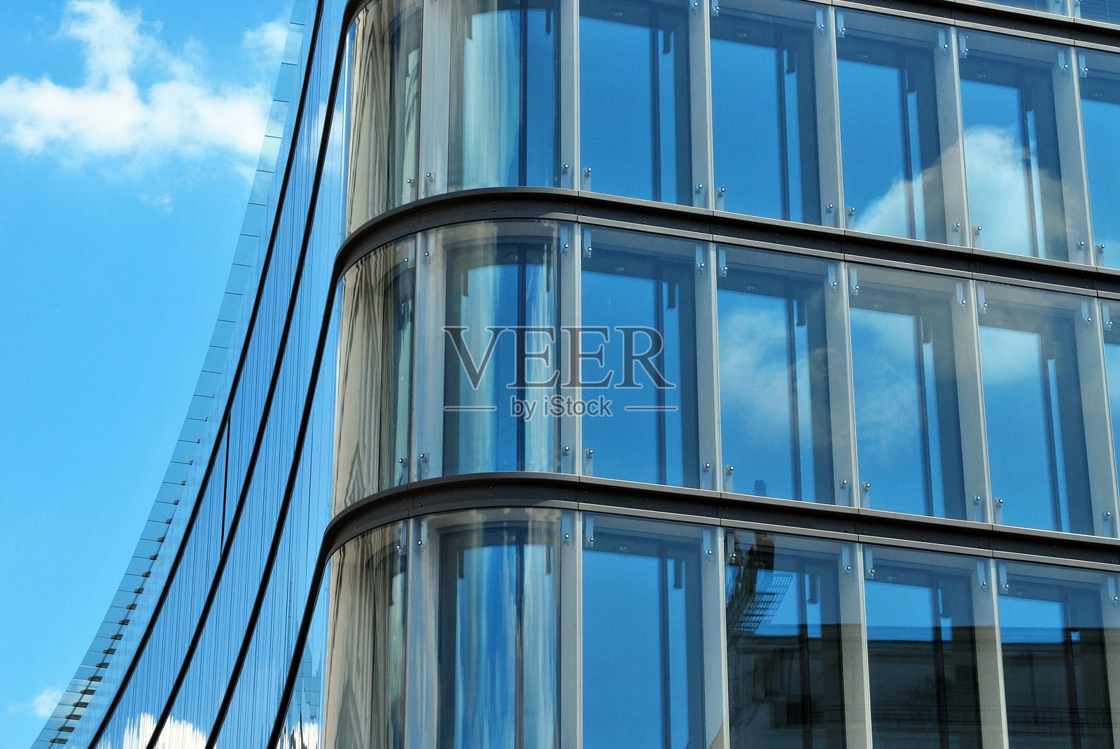 现代办公楼的窗户。商业建筑架构。照片摄影图片