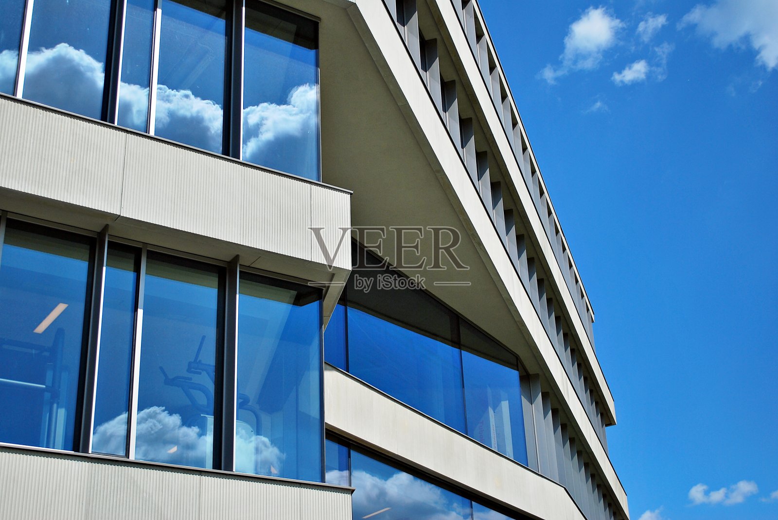 现代办公楼的窗户。商业建筑架构。照片摄影图片