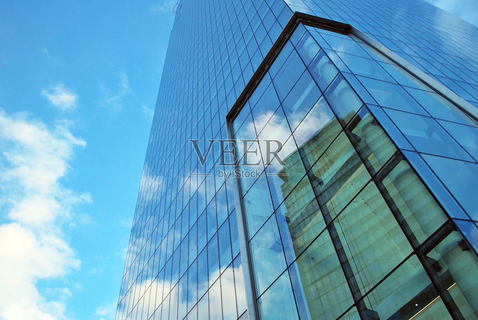 现代办公楼的窗户。商业建筑架构。照片摄影图片