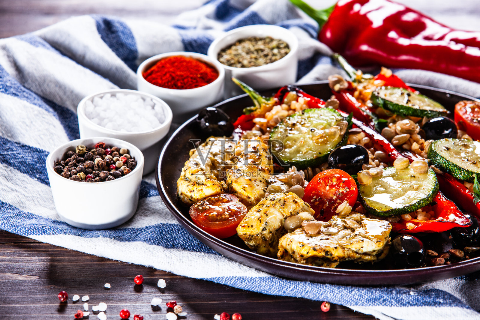 鸡肉条和辣椒塞满了粗燕麦和蔬菜照片摄影图片