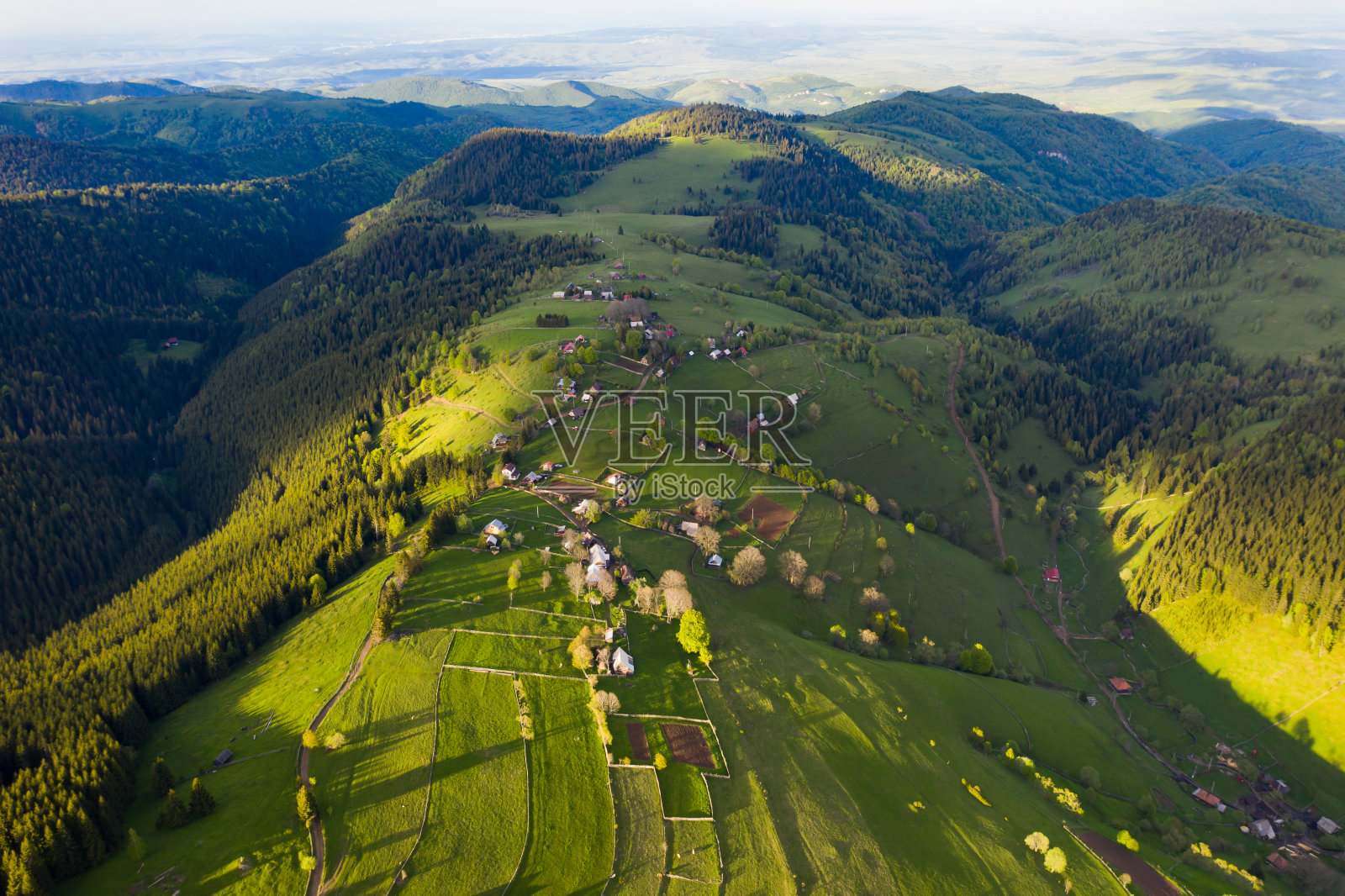 特兰西瓦尼亚的绿色森林，俯视图。照片摄影图片