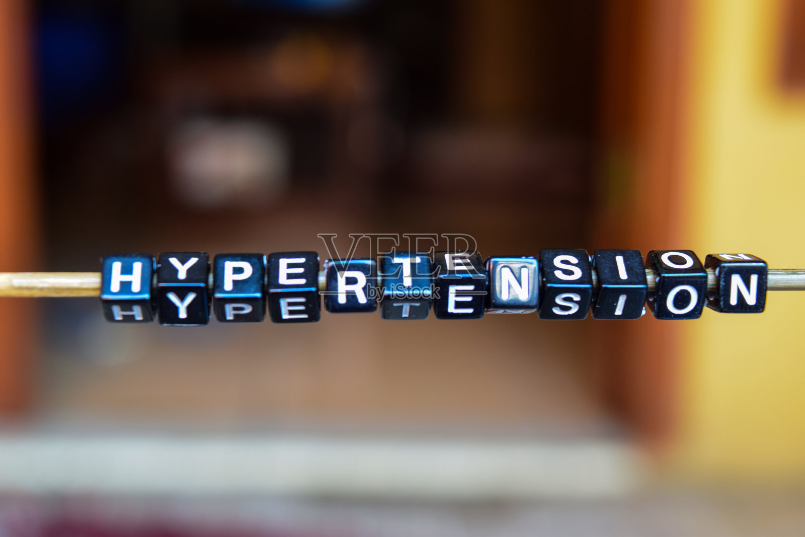 高血压在木块上。动机与灵感概念照片摄影图片