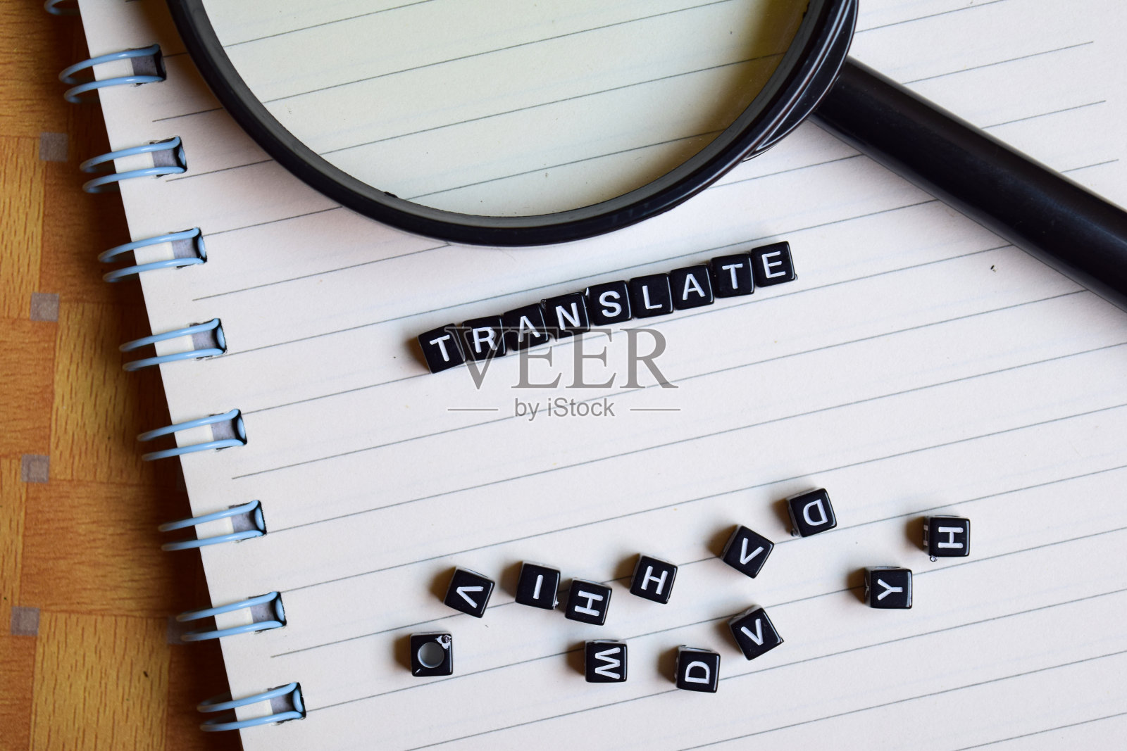 在木块和放大镜上翻译。动机的概念照片摄影图片