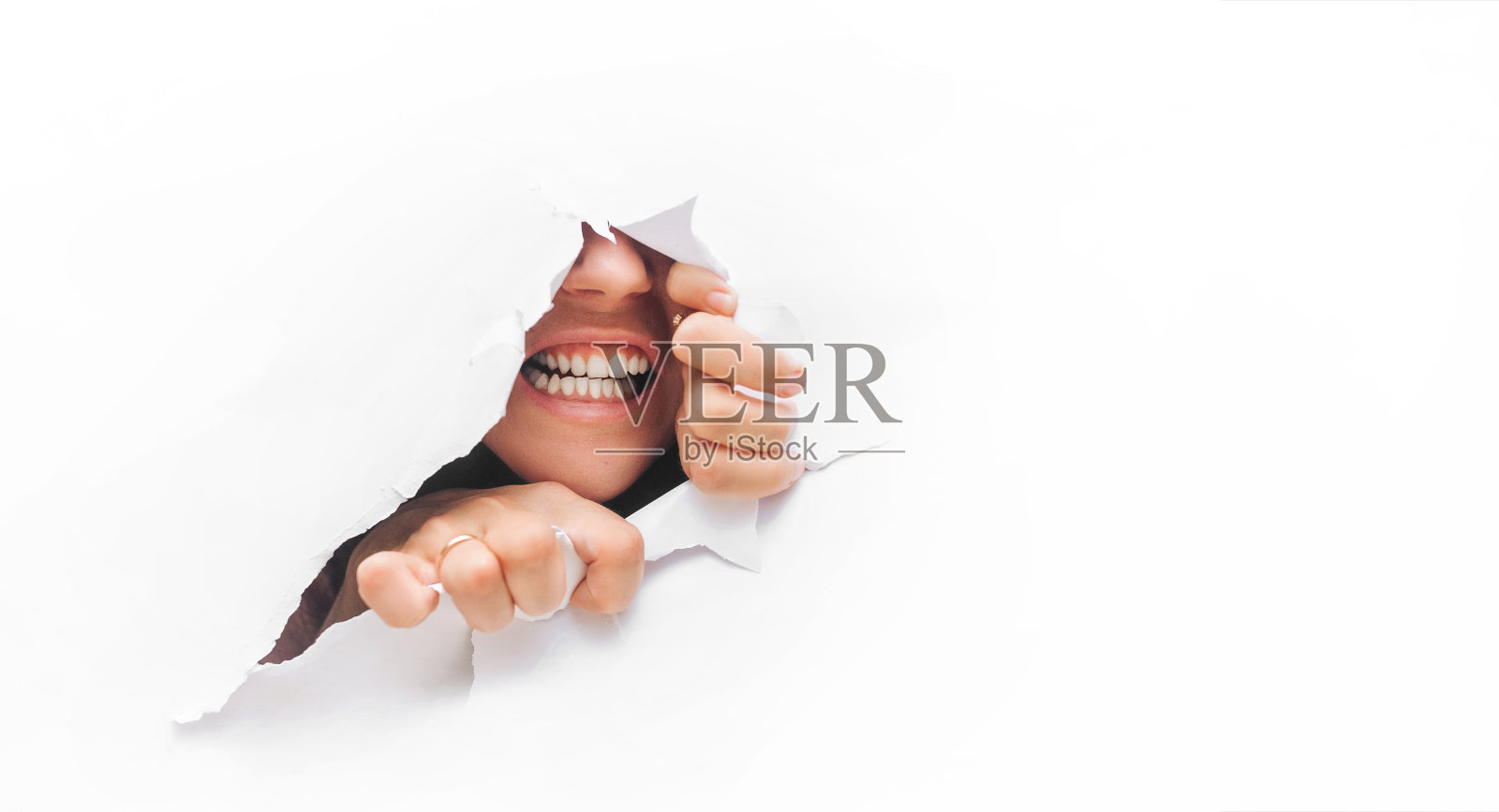 女人脸上露出惊恐的神色。愤怒和绝望的概念。嫉妒。照片摄影图片