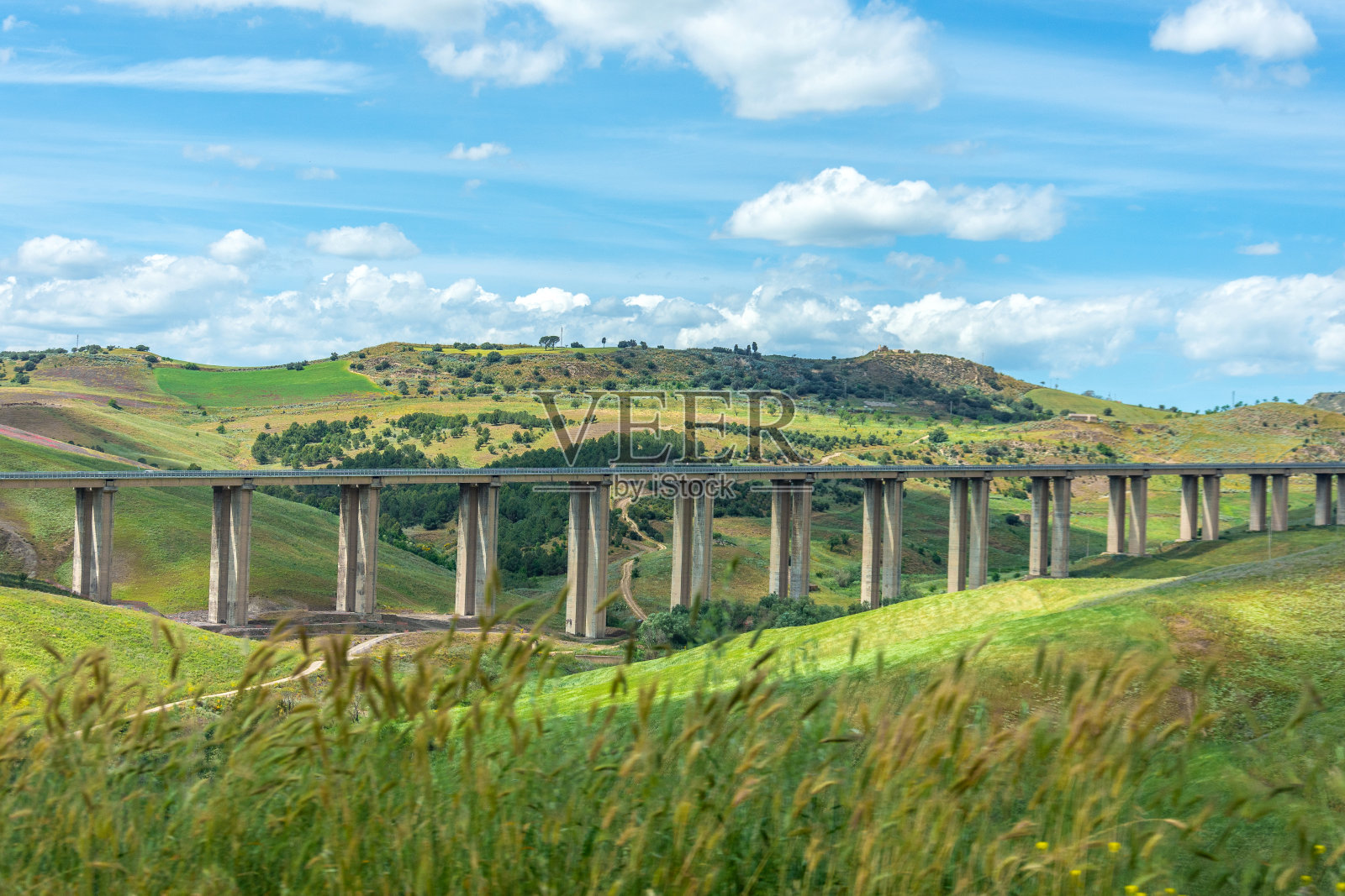 观景公路桥、高架桥在青山峡谷之间，交通基础设施齐全。照片摄影图片