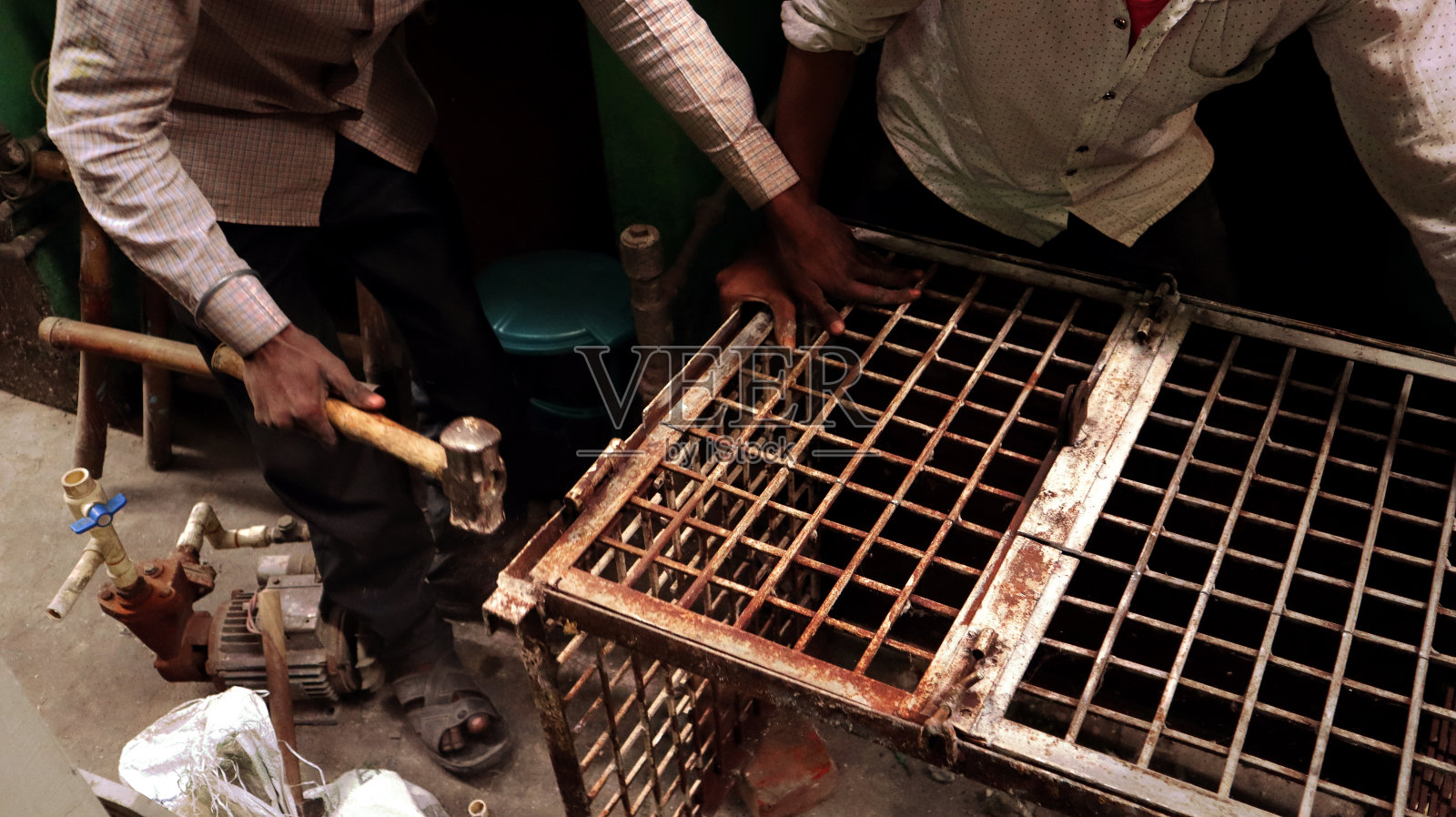 工匠在工厂工作照片摄影图片