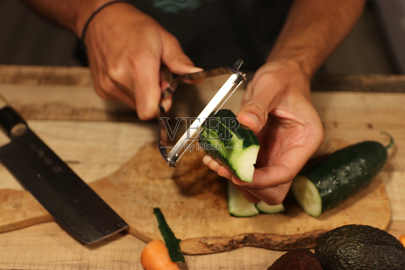 男人切蔬菜照片摄影图片