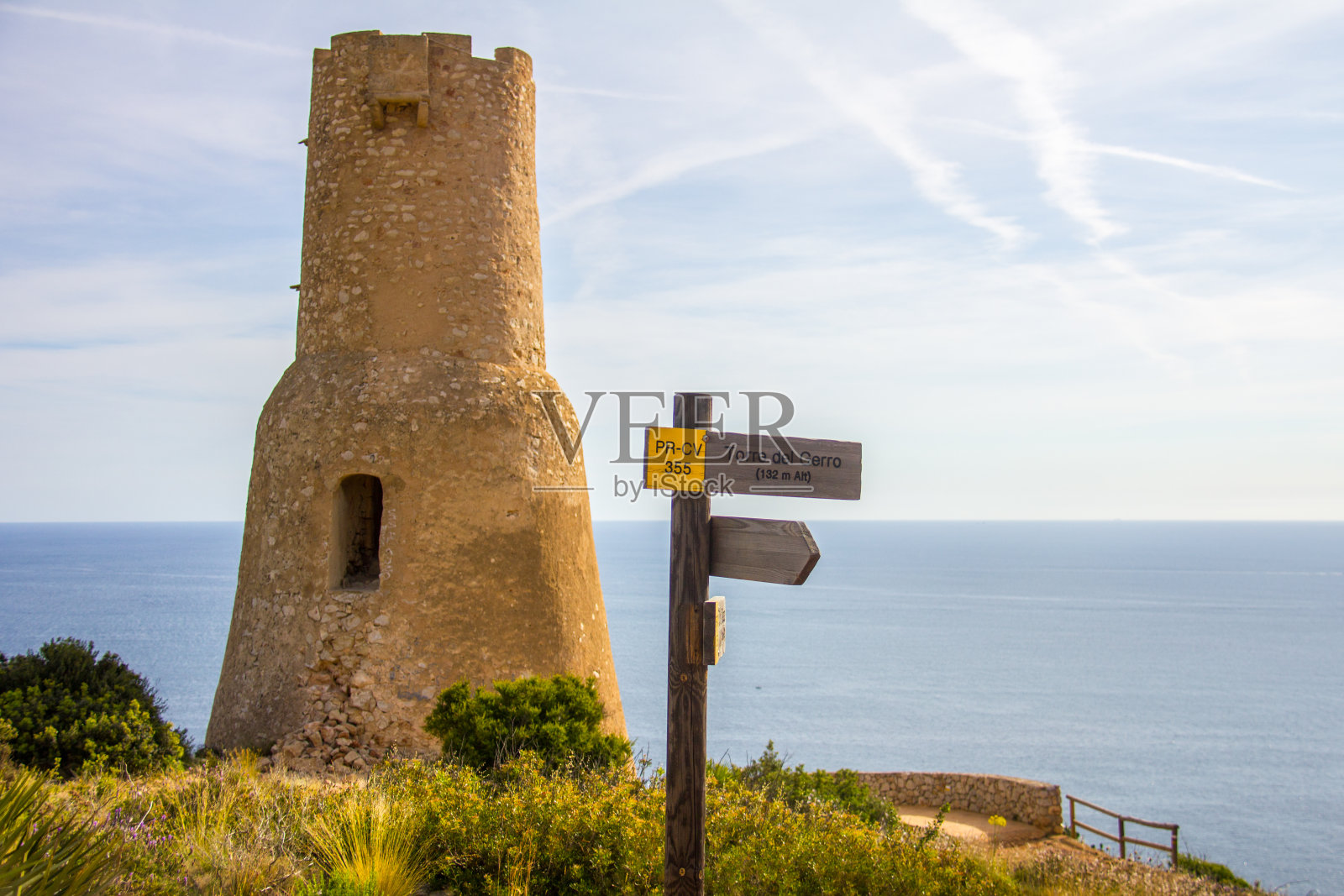 托瑞德尔杰罗塔。西班牙Denia悬崖顶上16世纪的古老瞭望塔照片摄影图片