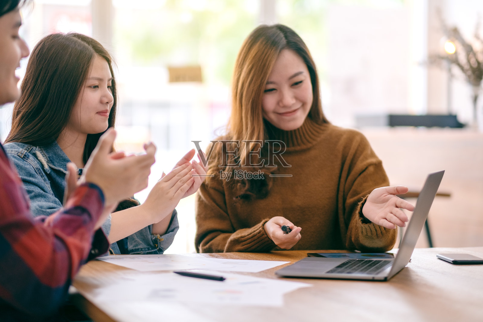 在会议中工作和展示业务的商人照片摄影图片