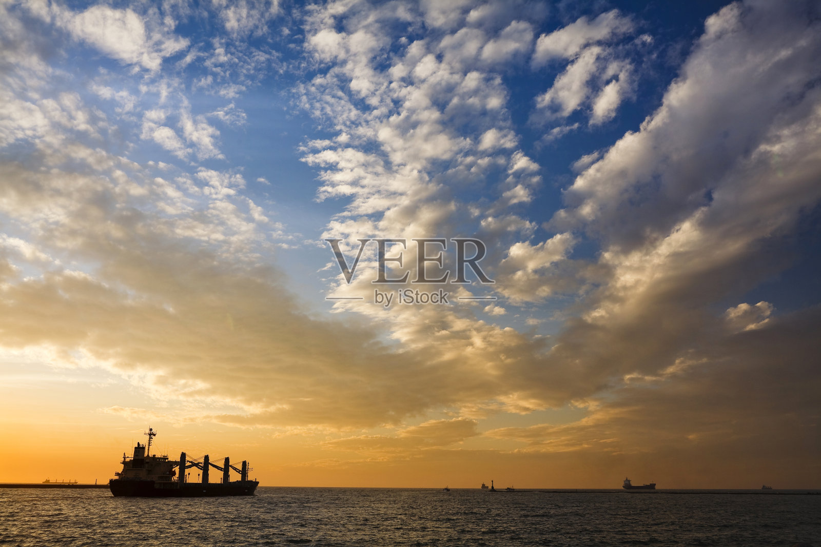 日落入海随船剪影。照片摄影图片