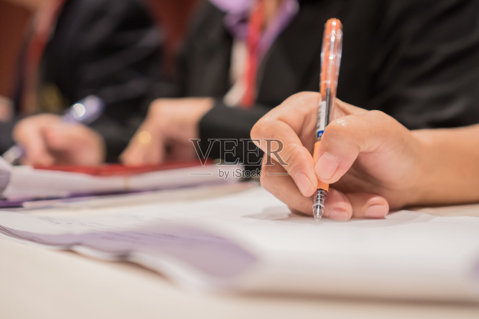 概念:商务女经理手握钢笔检查和签署白色文件报告文件文件档案在现代办公家庭背景。照片摄影图片