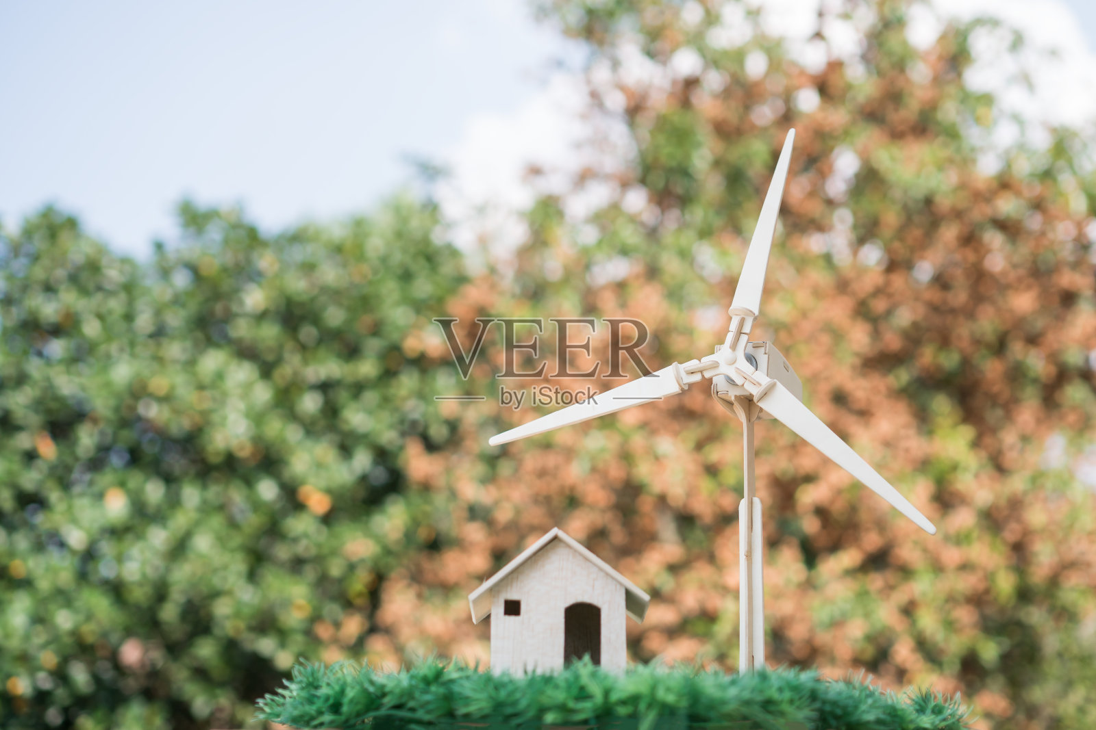 能源未来替代，电力可再生/清洁电力能源概念。家用/风力涡轮机显示绿色能源的使用储存背景。可选择的自然或环境保护照片摄影图片