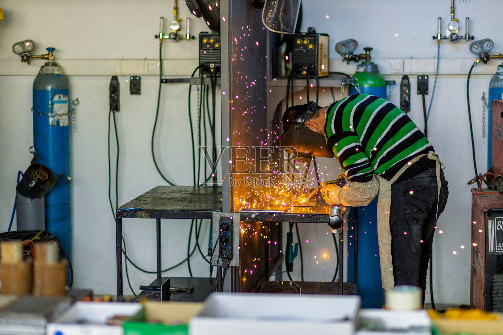 工人们正在工厂里焊接照片摄影图片