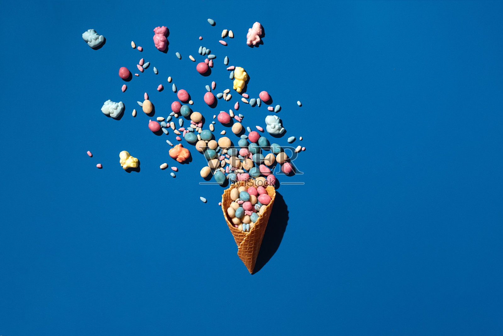 这是一堆从华夫筒上撒下的糖衣糖果的图像照片摄影图片