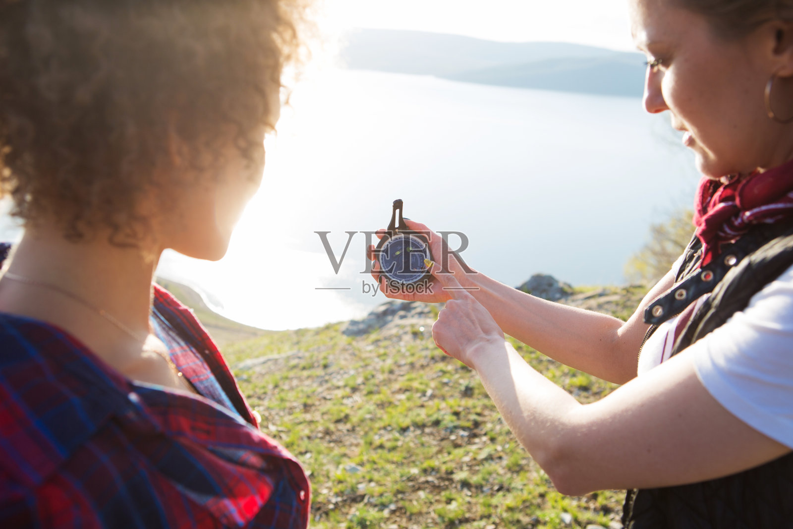 两个年轻的游客确定了路线图和指南针照片摄影图片