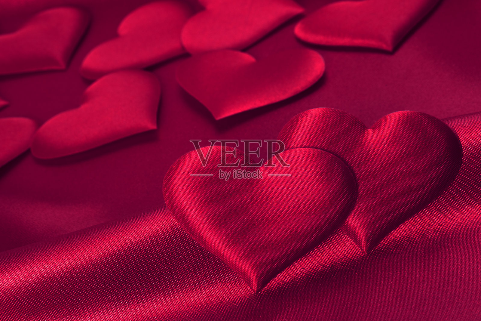 他们相遇了(红缎子上的一对红心)照片摄影图片