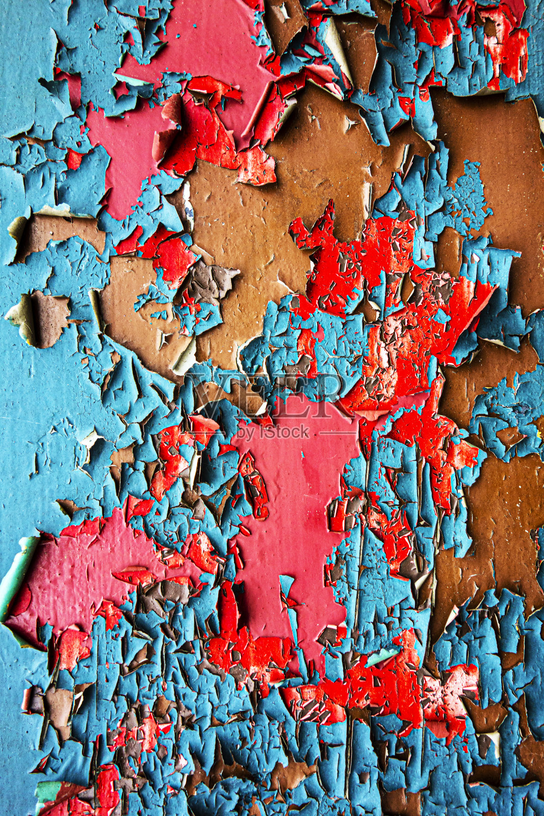 一扇非常风化的金属车库门，背景漆已磨掉照片摄影图片