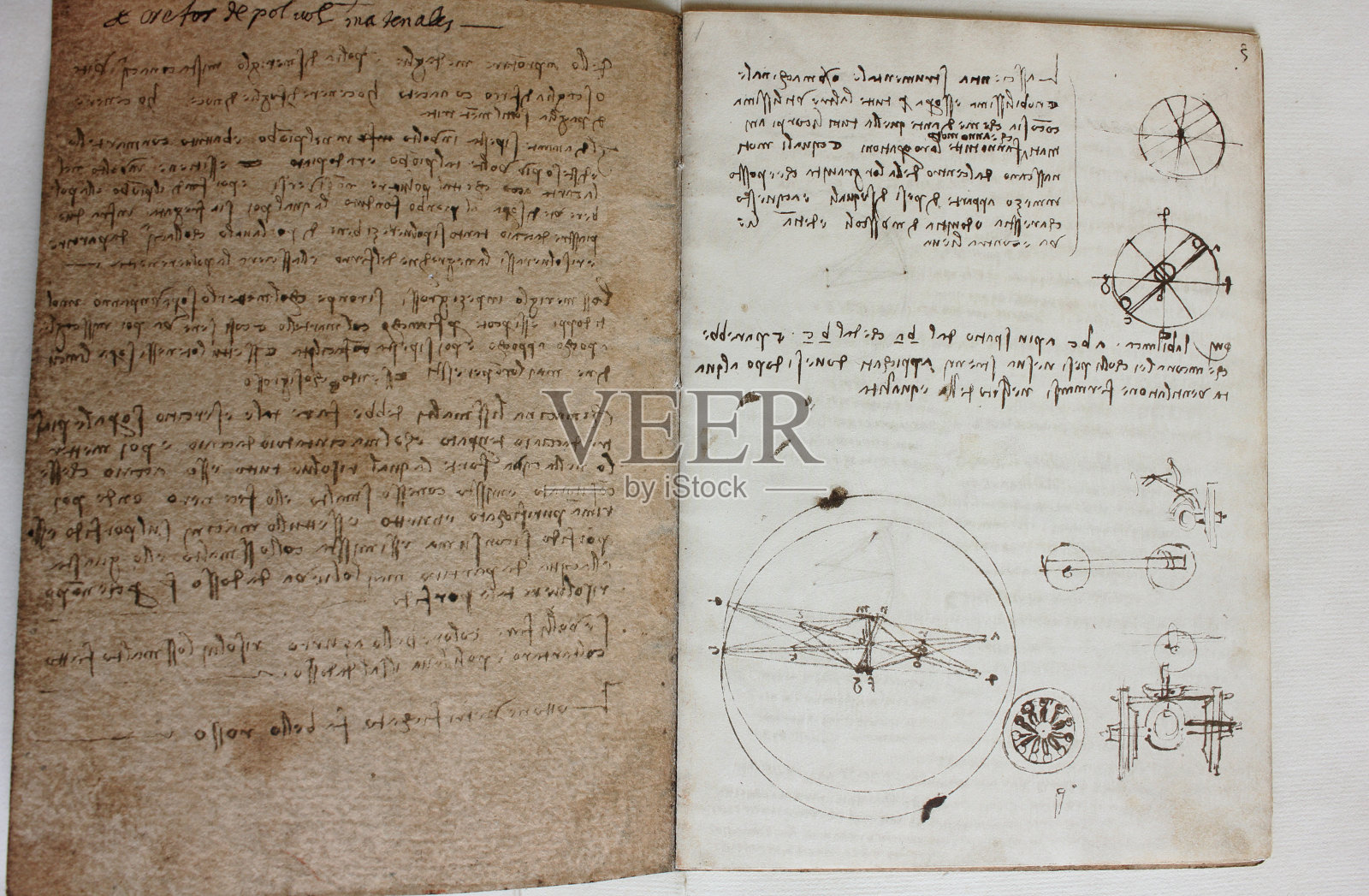 蓝图，机械装置，绘画在经典书《达芬奇手稿》里插画图片素材