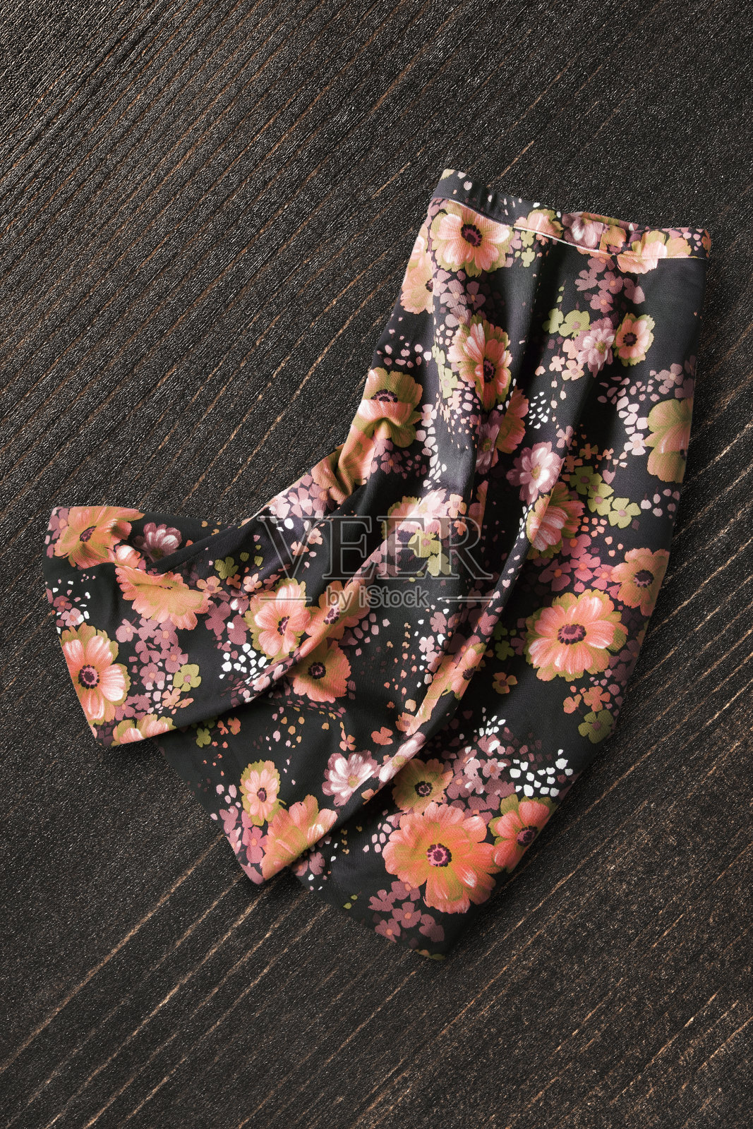 木色背景上的裙子照片摄影图片