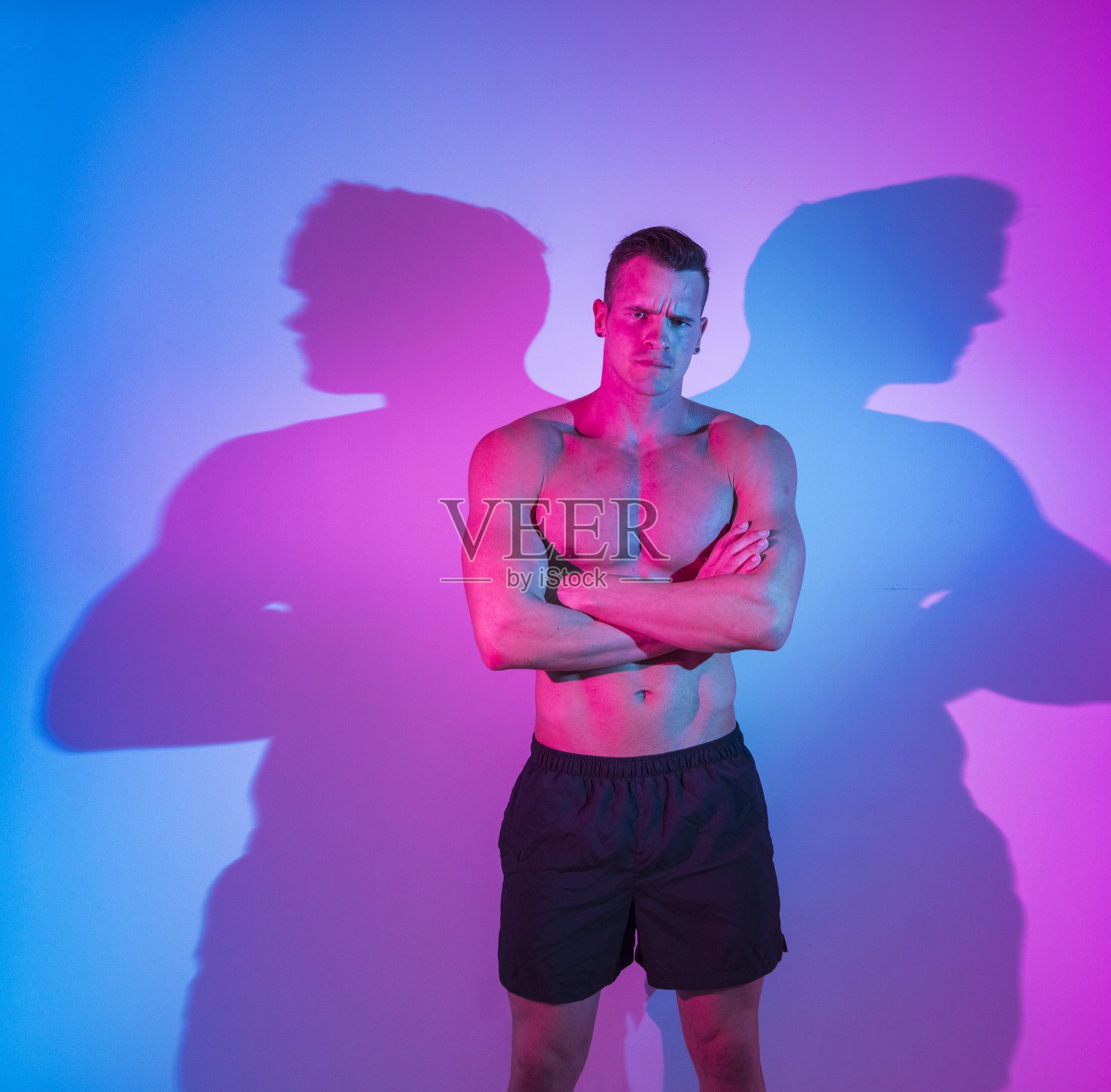 有魅力的年轻男子是谁是赤膊照片摄影图片