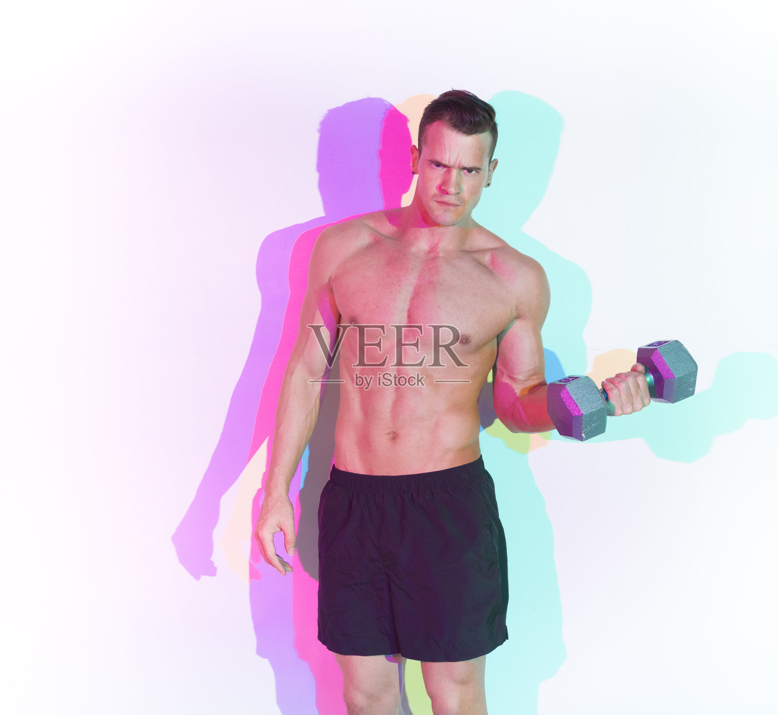 英俊的年轻人举着哑铃照片摄影图片