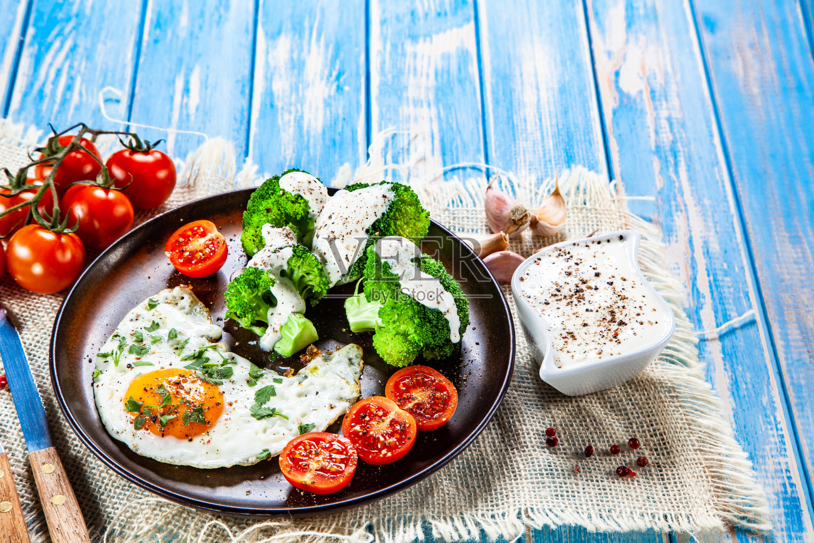 早餐-煎鸡蛋配蔬菜照片摄影图片