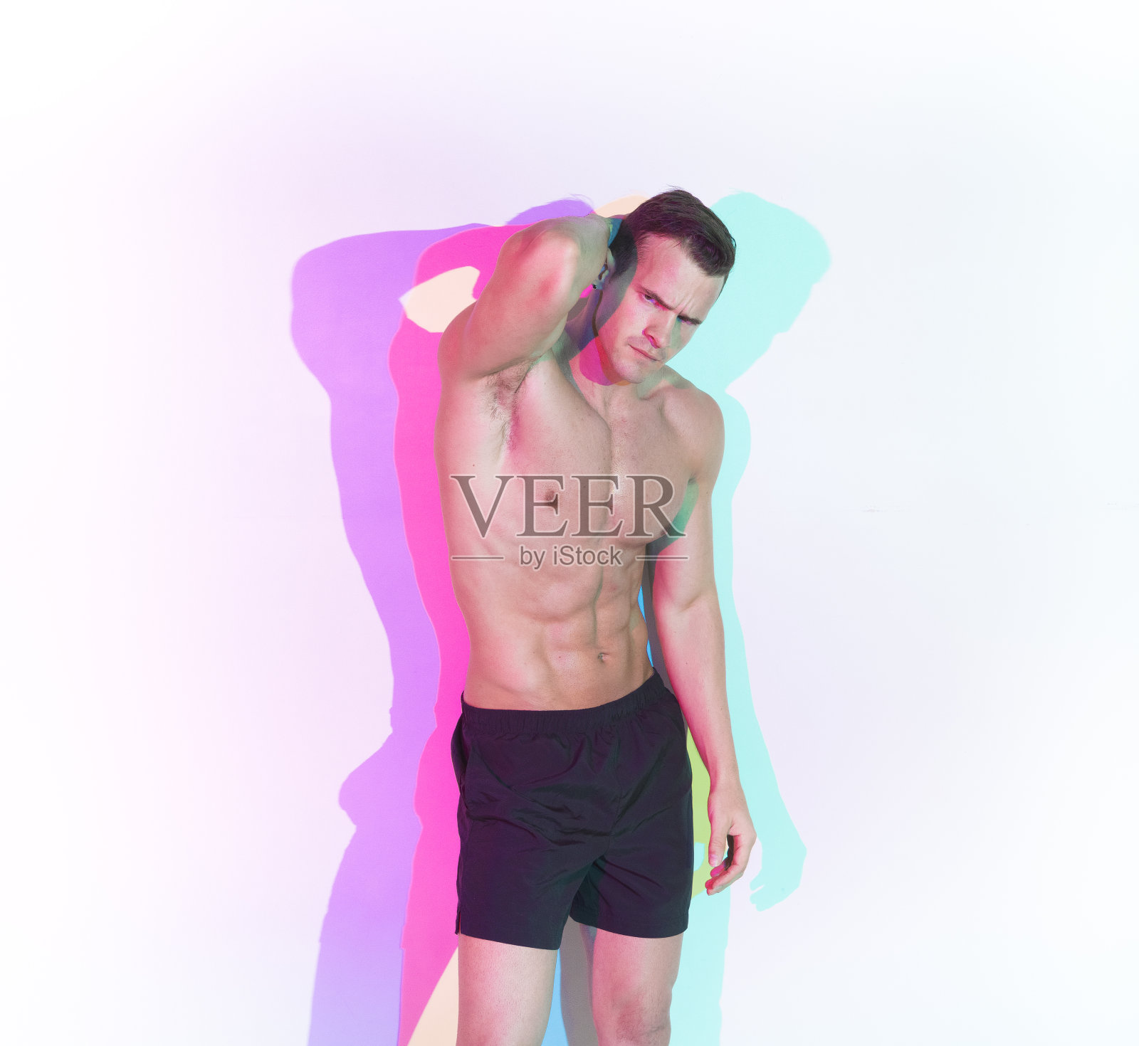 英俊的年轻人是谁是赤膊，出汗和感觉性感照片摄影图片