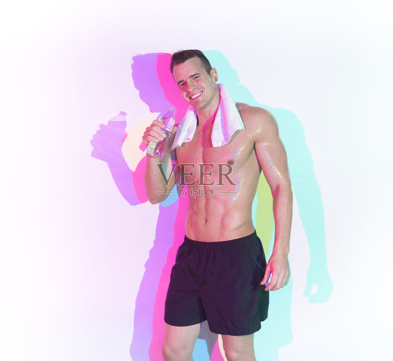 一个拿着水瓶和白毛巾的帅哥照片摄影图片