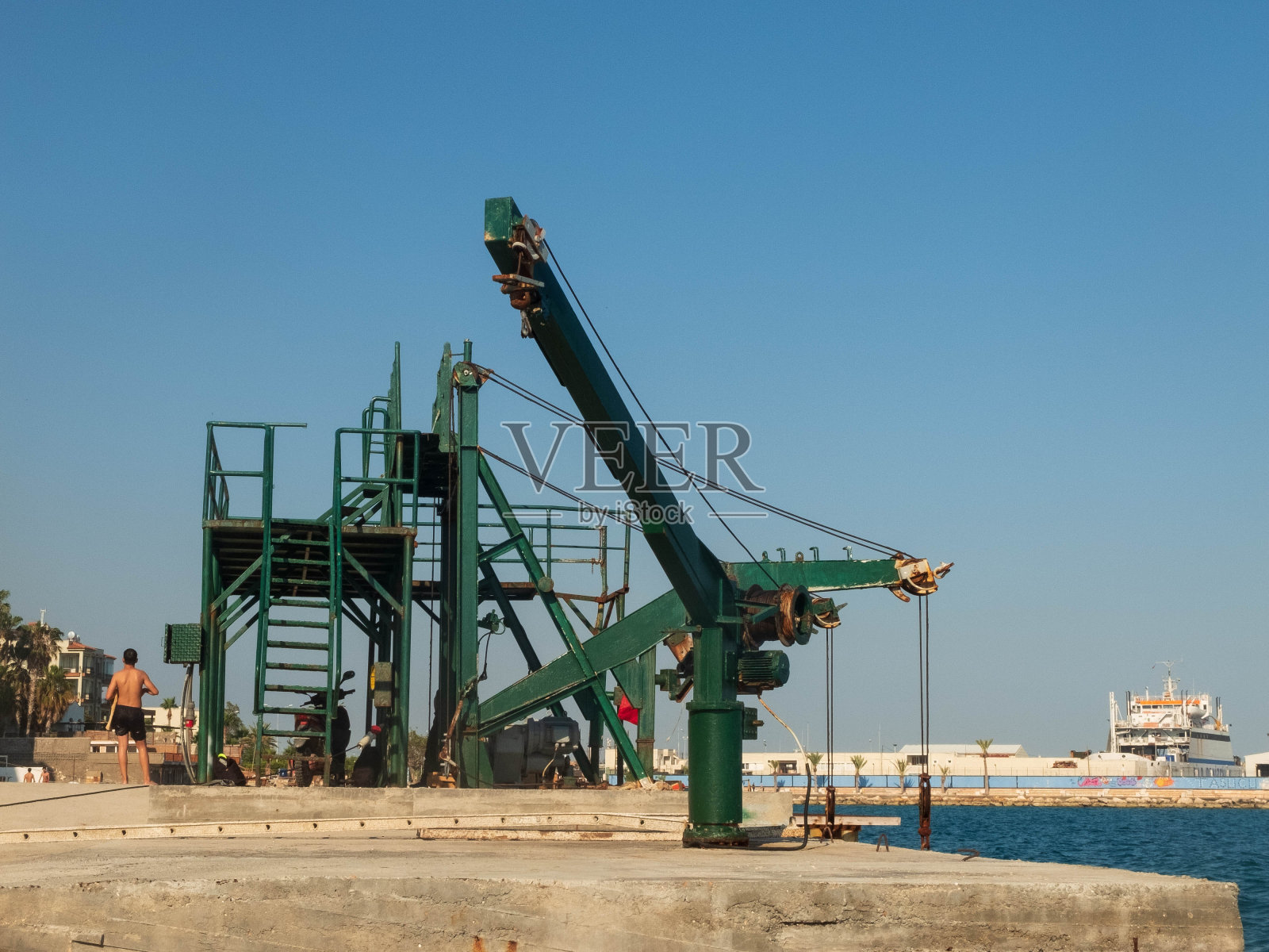 海上混凝土着陆台旧绞车起升机构照片摄影图片