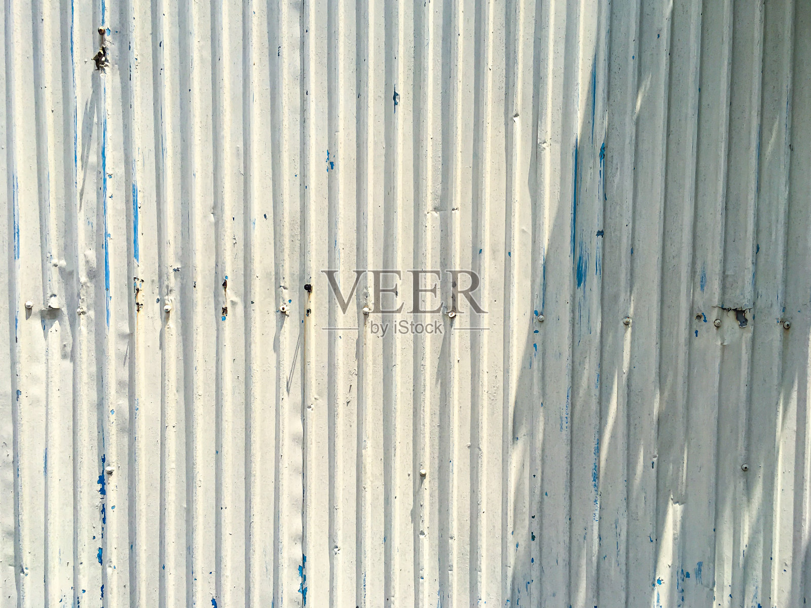 锈蚀波纹金属纹理或镀锌钢铁纹理，白色和蓝色，抽象背景照片摄影图片