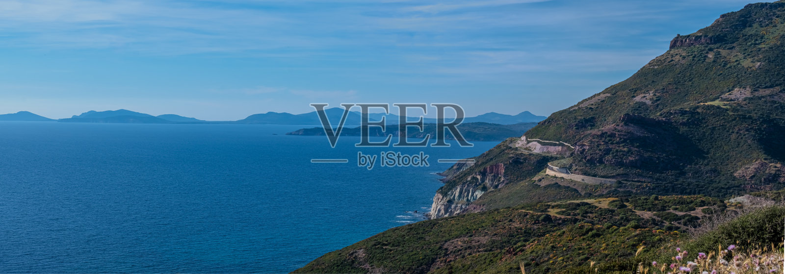 意大利撒丁岛阿尔盖罗和博萨之间的沿海公路沿途有壮观的风景、令人惊叹的悬崖、迷人的村庄和历史地标。意大利最全景的景点之一。照片摄影图片