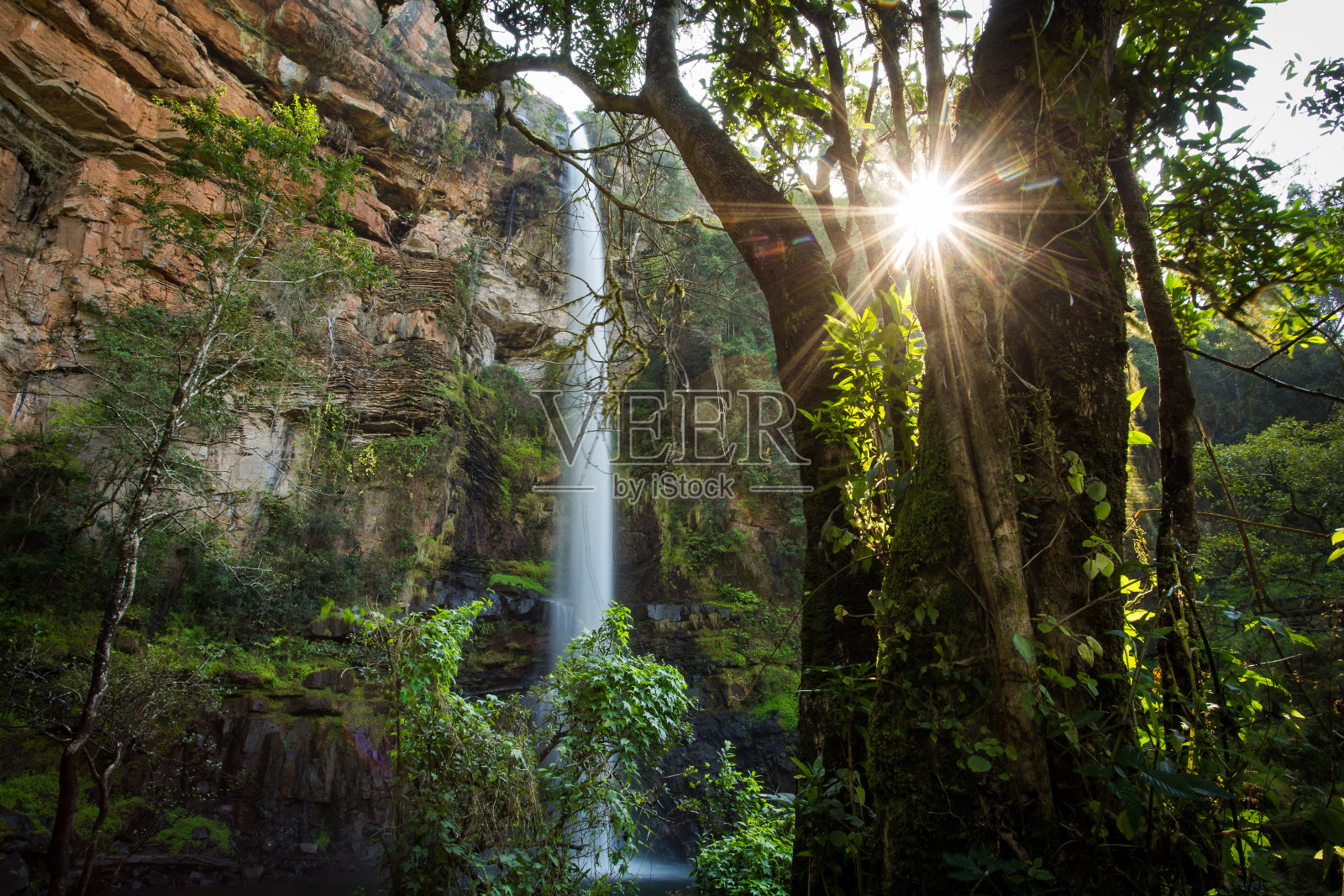 在普马兰加的萨比地区雄伟的Lone Creek瀑布的广角图像照片摄影图片