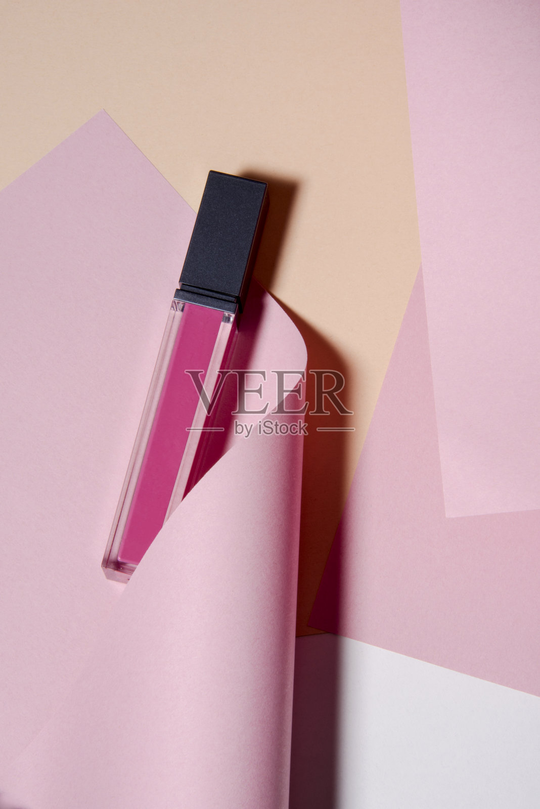 专业化妆工具与彩色曲线纸背景。照片摄影图片