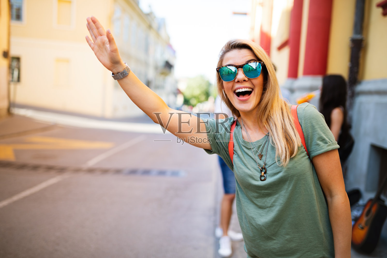 幸福的概念。快乐的女人在城市街道上玩得很开心照片摄影图片