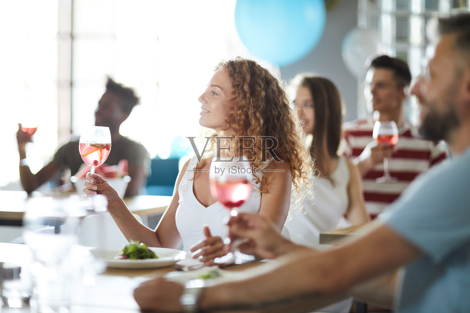 宴会上的年轻女子照片摄影图片