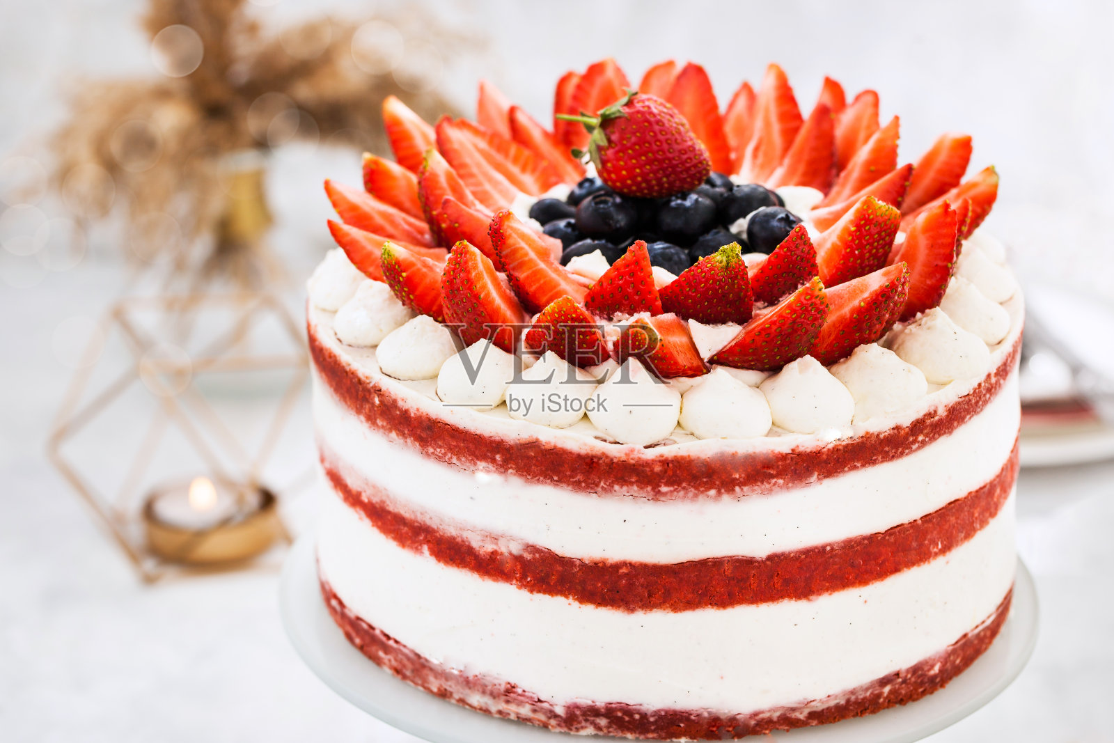 美味的自制裸红丝绒蛋糕照片摄影图片