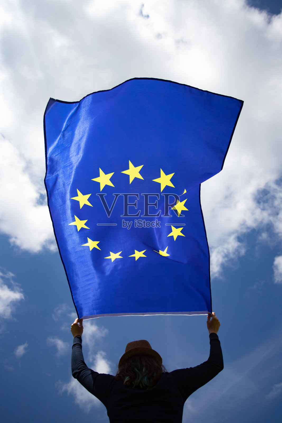 举着欧盟旗帜的女人。照片摄影图片