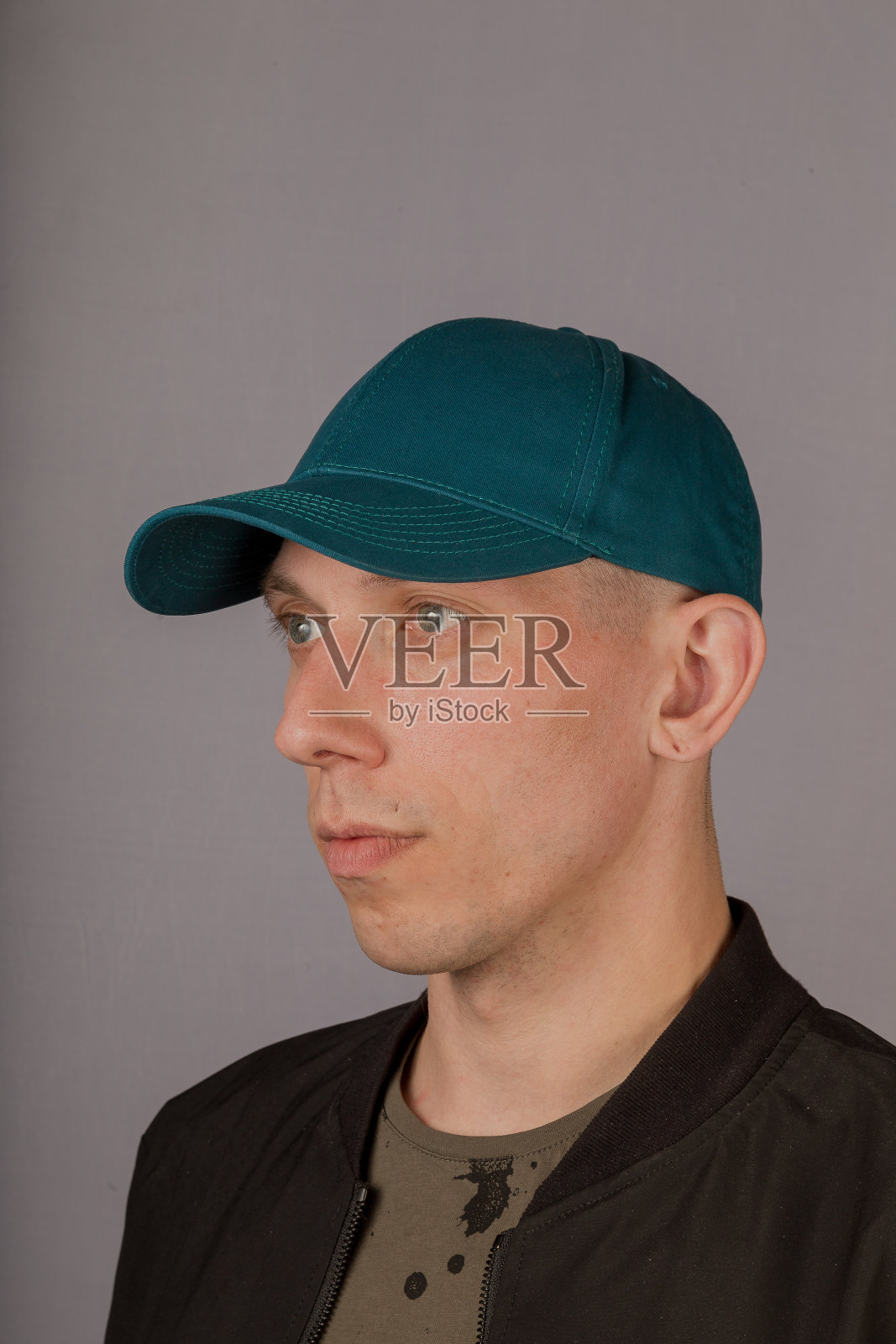 灰色背景上戴着头饰的英俊年轻人照片摄影图片