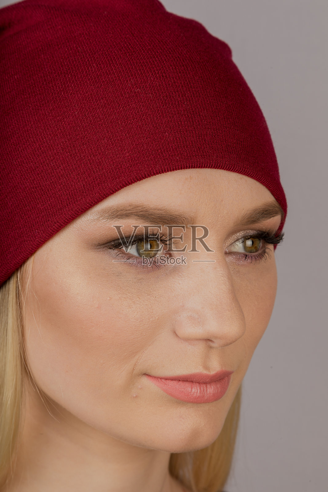 美丽的女孩，自然的化妆，戴着头饰，在灰色的背景照片摄影图片